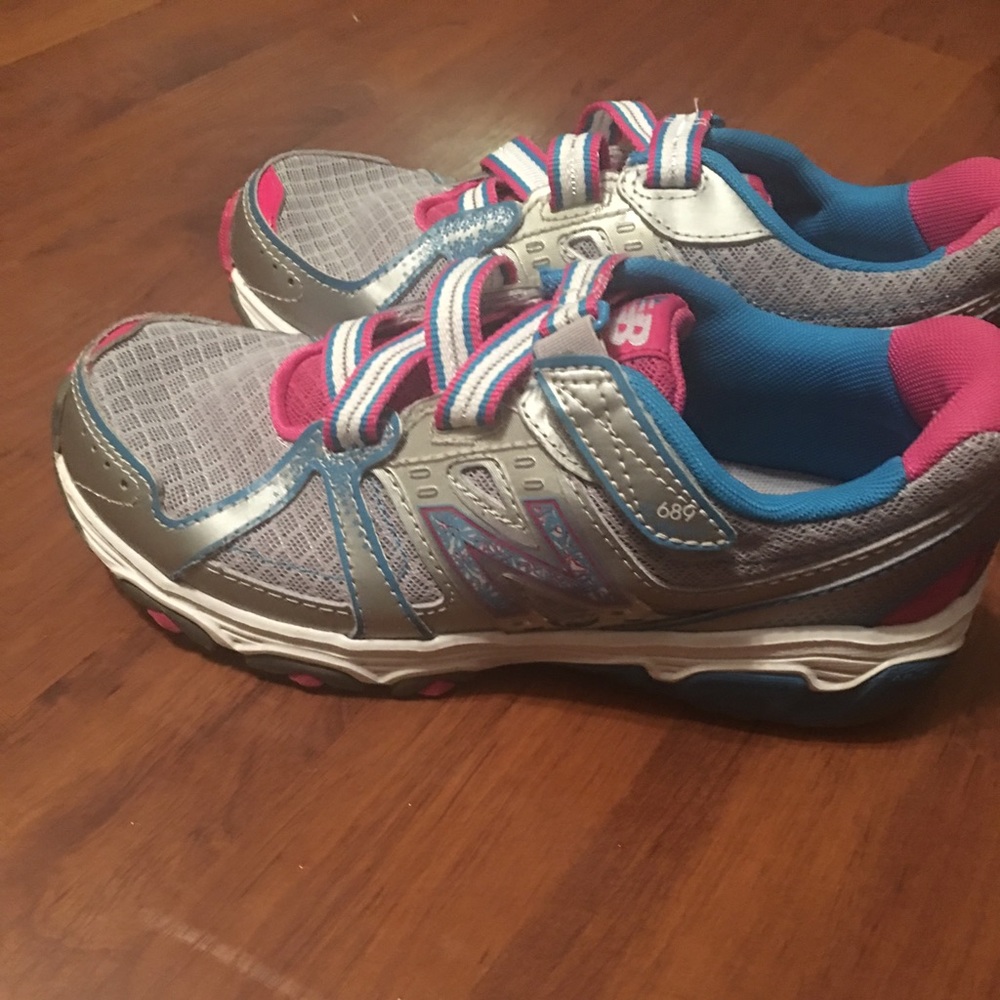 Tennis shoes